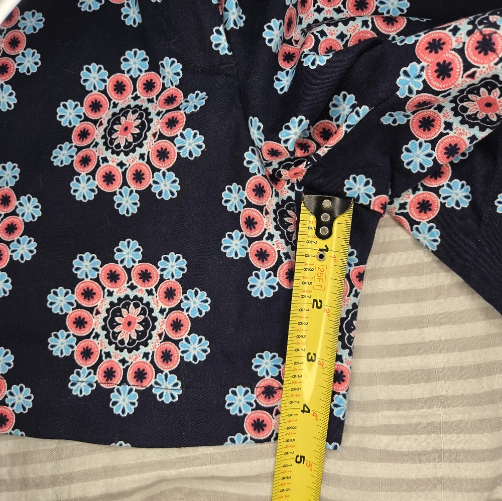 Crown & Ivy shorts SIZE 2 Womens preppy medallion navy like new - Picture 4 of 5